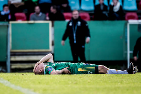 Ljungskiles Petter Björlund ligger skadad på planen