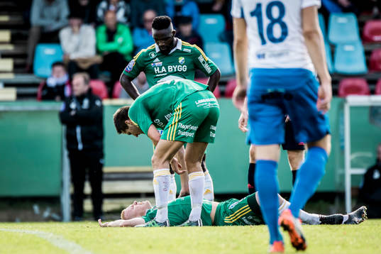 Ljungskiles Petter Björlund ligger skadad på planen