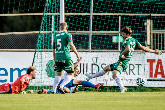 Målchans för Värnamo framför Ljungskiles målvakt