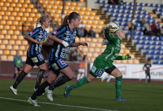 Sirius Emma Holmgren kastar ut bollen