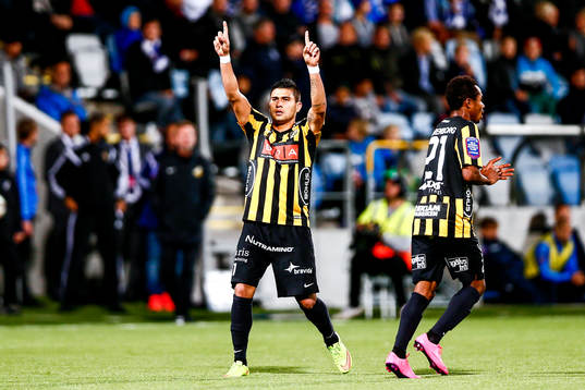 Häckens Nasiru Mohammed och Paulo de Oliveira jublar