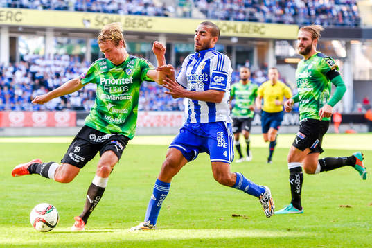 IFK Göteborgs Haitam Aleesami i en duell med Halmstads