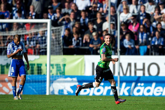 IFK Göteborgs Haitam Aleesami deppar och Halmstads James