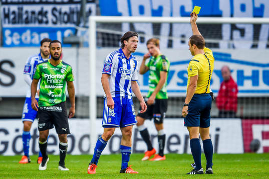 IFK Göteborgs Gustav Svensson får en varning