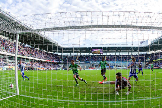 IFK Göteborgs Tom Pettersson har målchans men bollen