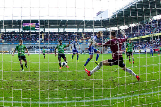 IFK Göteborgs Tom Pettersson har målchans men bollen