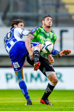 IFK Göteborgs Mattias Bjärsmyr och Halmstads James Keene