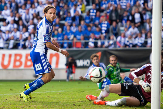 IFK Göteborgs Tom Pettersson har målchans men bollen går