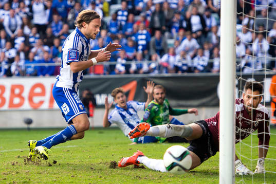 IFK Göteborgs Tom Pettersson har målchans men bollen går