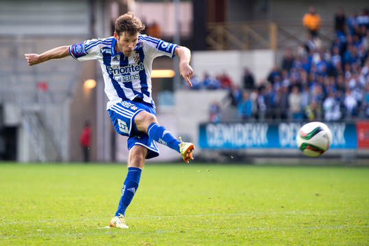 IFK Göteborgs Emil Salomonsson skjuter matchens sista