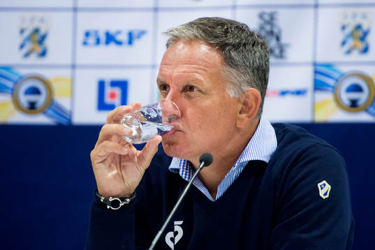 Halmstads tränare Janne Jönsson på en presskonferens