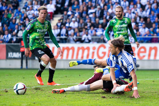 IFK Göteborgs Tom Pettersson faller över Halmstads