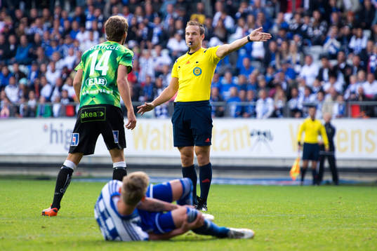 Domare Kristoffer Karlsson dömer frispark