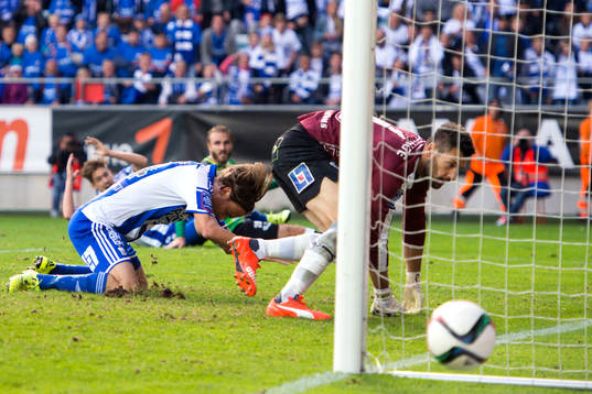 IFK Göteborgs Tom Pettersson har målchans men bollen går
