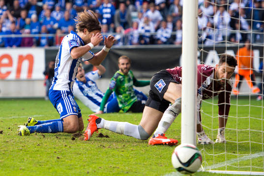 IFK Göteborgs Tom Pettersson har målchans men bollen går