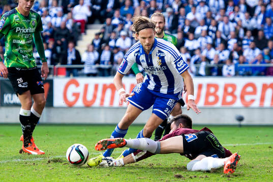 IFK Göteborgs Tom Pettersson faller över Halmstads