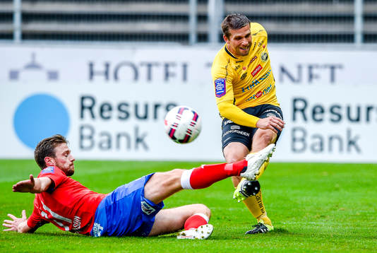 Helsingborgs Arnór Smárason försöker bryta skott från
