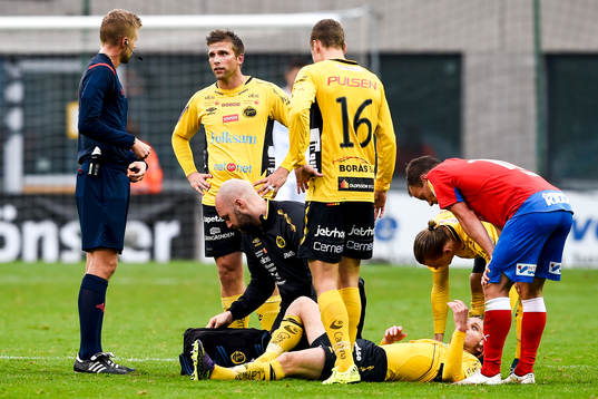 Elfsborgs Anders Svensson i samtal med domaren