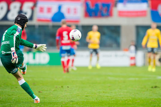 Helsingborgs målvakt Matt Pyzdrowski skjuter ut bollen