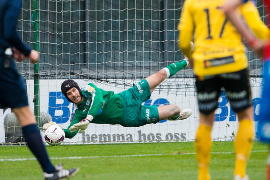 Helsingborgs målvakt Matt Pyzdrowski räddar en straff