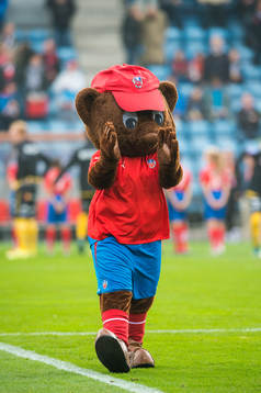 Helsingborgs maskot innan en fotbollsmatch i Allsvenskan