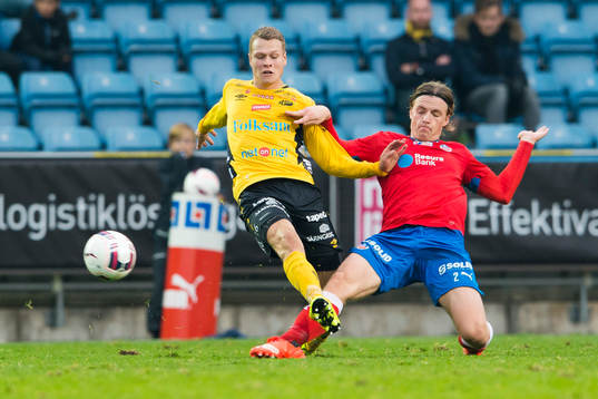 Helsingborgs Carl Johansson bryter bollen av Elfsborgs