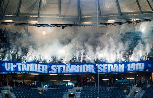 Malmös supportrar med bengaler före fotbollsmatchen i