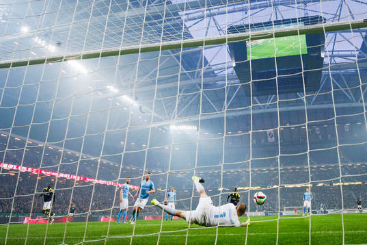 s Henok Goitom gör 1-0 bakom Malmös målvakt Johan Wiland