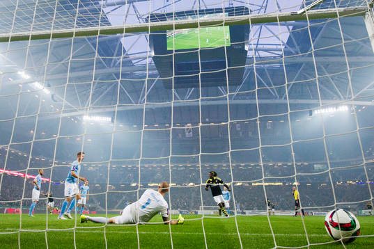 s Henok Goitom (ej i bild)  gör 1-0 bakom Malmös målvakt