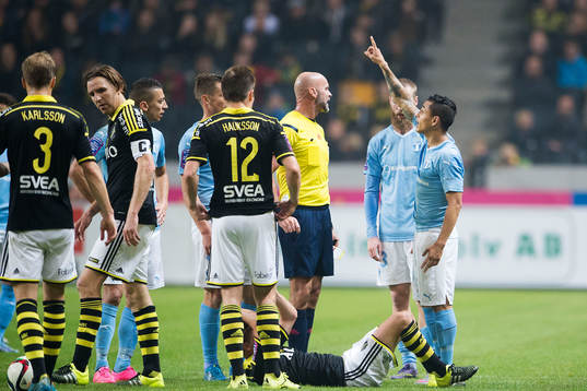 Malmös Victor Yoshimar Yotun Flores ber domare Stefan