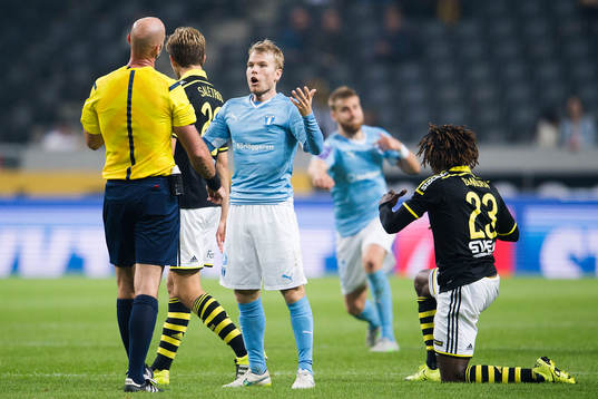 Malmös Oscar Lewicki reagerar mot domare Stefan Johannesson
