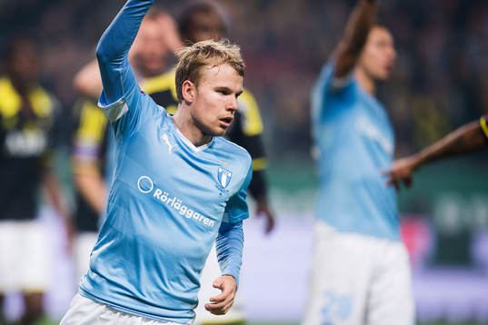 Malmös Oscar Lewicki signalerar för hörna