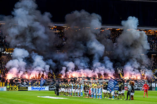 s klack eldar bengaler före fotbollsmatchen i Allsvenskan