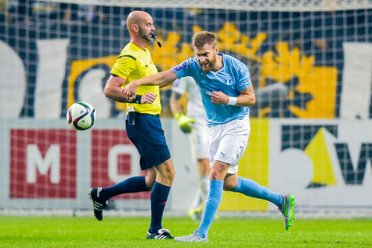 Malmös Rasmus Bengtsson kastar i väg bollen i frustration