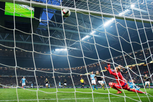 s Vladimir Rodic gör 1-1 bakom AIK:s målvakt Patrik