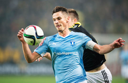 s Markus Rosenberg tar sig förbi AIK:s Haukur Heidar