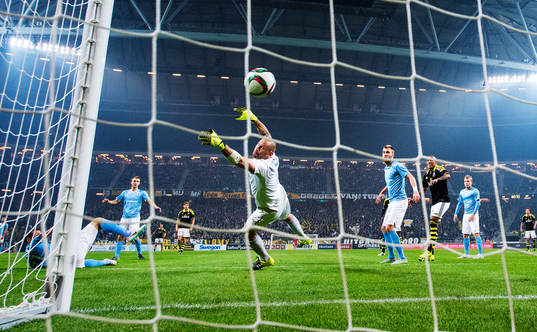 s målvakt Johan Wiland släpper in 2-1 från AIK:s Stefan