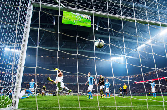 s målvakt Johan Wiland släpper in 2-1 från AIK:s Stefan