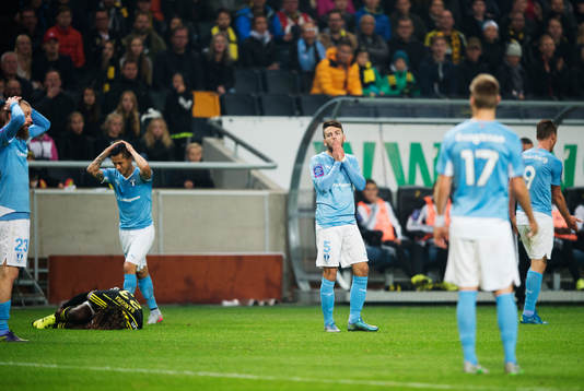 s Erdal Rakip med lagkamrater deppar