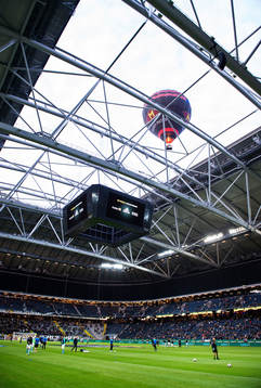 En luftballong passerar över Friends Arena