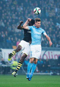 s Dickson Etuhu i en luftduell med Malmö FF:s Markus