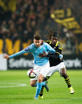 s Erdal Rakip i en duell med AIK:s Mohamed Bangura