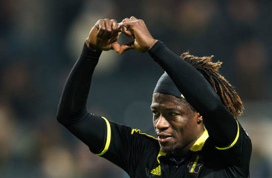 s Mohamed Bangura gör ett hjärttecken till publiken