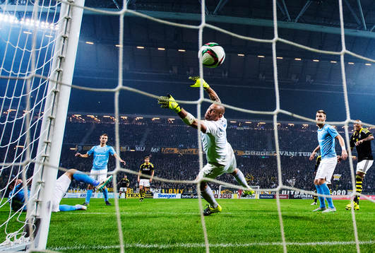 s målvakt Johan Wiland släpper in 2-1 från AIK:s Stefan
