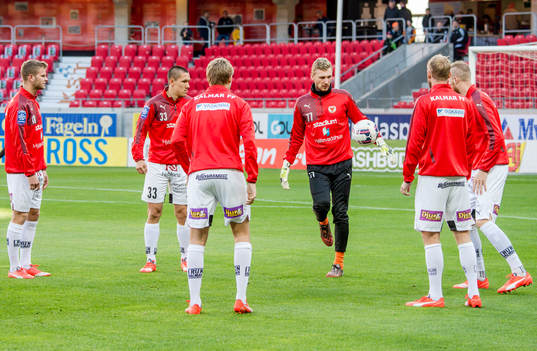 Kalmars spelare värmer upp före fotbollsmatchen i