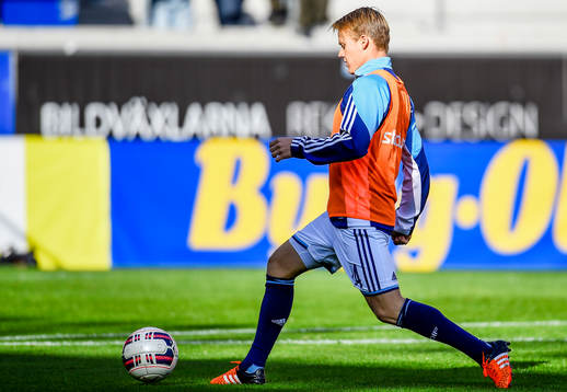 Djurgårdens Elliot Käck värmer upp före fotbollsmatchen