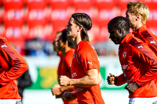 Kalmars spelare värmer upp före fotbollsmatchen i