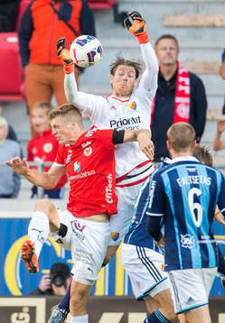 Kalmars Viktor Elm och Djurgårdens målvakt Kenneth Høie