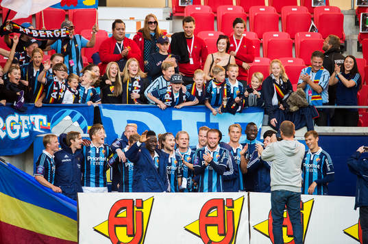 Djurgårdsspelarna jublar med fansen