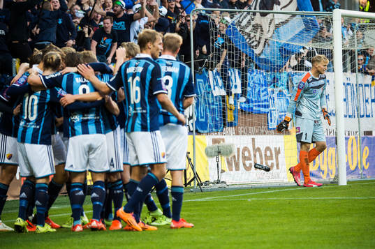Djurgårdsspelarna jublar medan Kalmars målvakt Ole